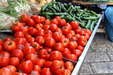 Büyük kırmızı doğal organik domates ve salatalık çiftlik Market