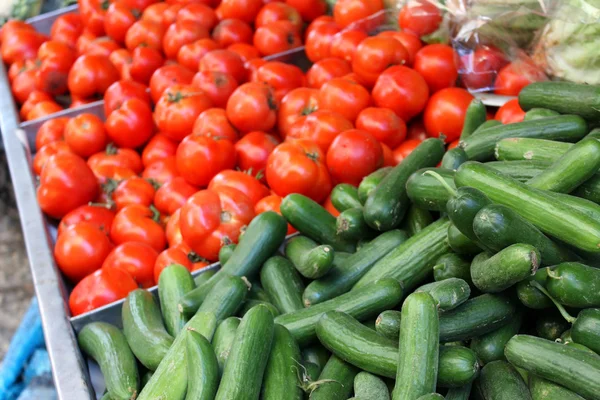 Grandes tomates y pepinos orgánicos naturales rojos en el mercado agrícola — Foto de Stock