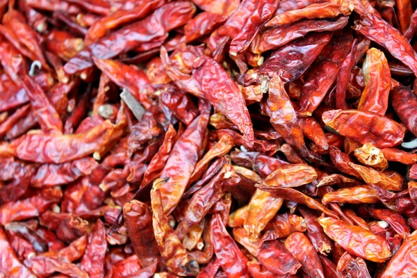 Muchos chiles rojos secos picantes en el mercado callejero — Foto de Stock