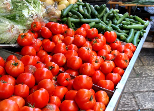 大きな赤い天然有機トマトとファームの市場でキュウリ ロイヤリティフリーのストック写真