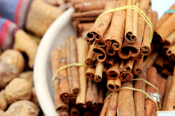 Coleção de paus de canela no mercado de rua — Fotografia de Stock