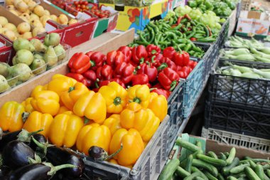 Taze ve tatlı yeşil, kırmızı ve turuncu biber çiftlik Market