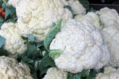 Taze ve çiğ beyaz organik karnabahar sokak pazarında