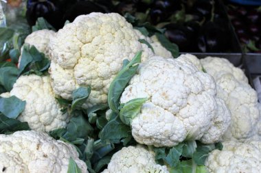 Taze ve çiğ beyaz organik karnabahar sokak pazarında