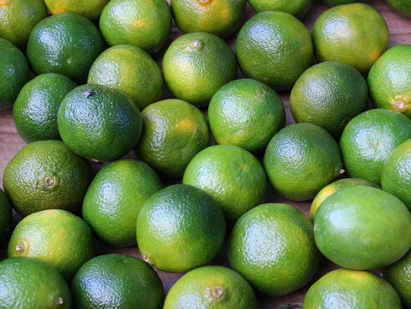 Veel van vers groen limes op de markt — Stockfoto