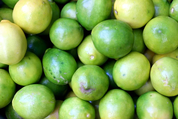 Veel van vers groen limes op de markt — Stockfoto