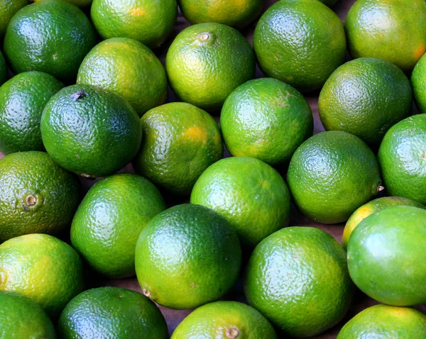 Veel van vers groen limes op de markt — Stockfoto