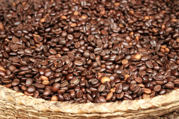 Beaucoup de grains de café torréfiés au marché de rue — Photo