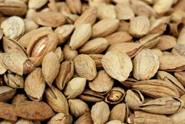 Çok sayıda semt pazarı, kabuklarında çiğ badem