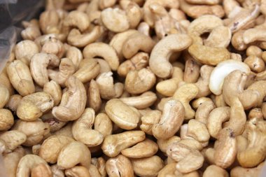 Kavrulmuş kaju fıstığı sokak piyasada bir sürü