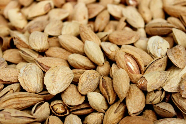 Beaucoup d'amandes crues dans des coquillages au marché de rue — Photo