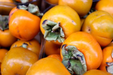 Lezzetli turuncu hurma sokak piyasada