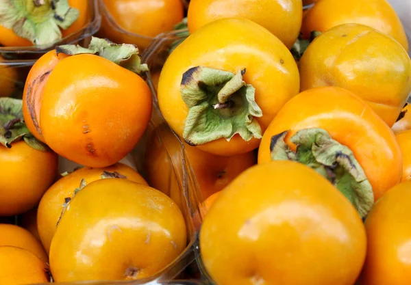 Heerlijke oranje kaki op de straatmarkt — Stockfoto