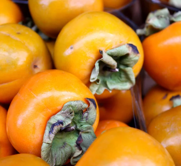 Heerlijke oranje kaki op de straatmarkt — Stockfoto