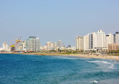 Tel Aviv plaj sahil manzaralı bir Akdeniz ve gökdelenler