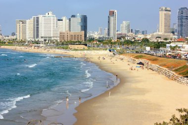 Tel Aviv plaj sahil manzaralı bir Akdeniz ve gökdelenler