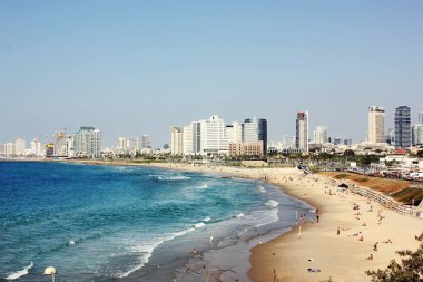 Tel Aviv plaj sahil manzaralı bir Akdeniz ve gökdelenler