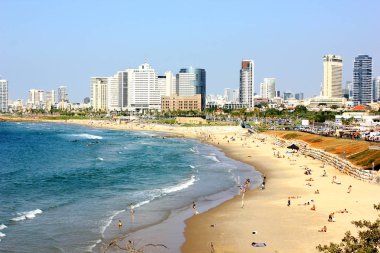 Tel Aviv plaj sahil manzaralı bir Akdeniz ve gökdelenler