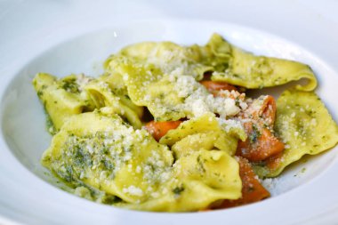 Pesto soslu lezzetli kırmızı ve yeşil mantı