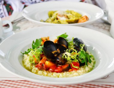 Deniz ürünleri midye ve karides beyaz tabakta lezzetli risotto