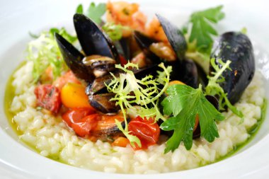 Deniz ürünleri midye ve karides beyaz tabakta lezzetli risotto