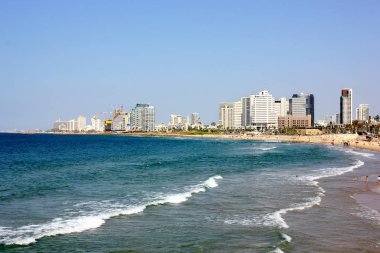 Tel Aviv plaj sahil manzaralı bir Akdeniz ve gökdelenler