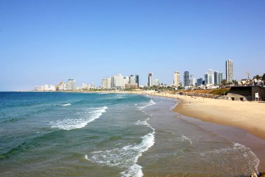 Tel Aviv plaj sahil manzaralı bir Akdeniz ve gökdelenler