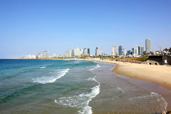 Spiaggia di Tel Aviv con vista sul Mar Mediterraneo e grattacieli — Foto Stock