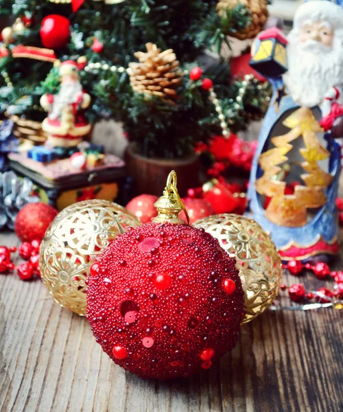 Piros fényes labda a többi karácsonyi díszek — Stock Fotó