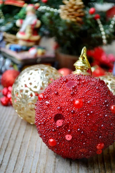 Boule rouge brillante avec d'autres décorations de Noël — Photo