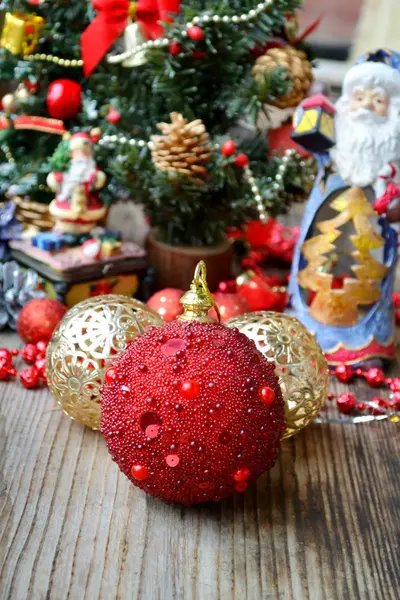 Bola roja brillante con otras decoraciones navideñas — Foto de Stock