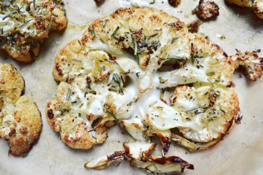 Vejetaryen kavrulmuş karnabahar biftek otlar ve sarımsak ile