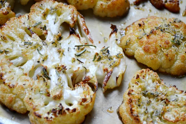 Vejetaryen kavrulmuş karnabahar biftek otlar ve sarımsak ile