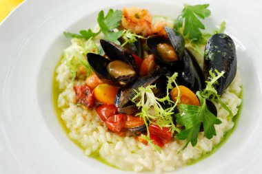 Deniz ürünleri midye ve karides beyaz tabakta lezzetli risotto