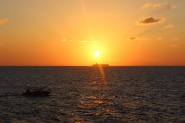 Mavi deniz ufuk üzerinde altın günbatımı