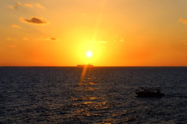 Mavi deniz ufuk üzerinde altın günbatımı