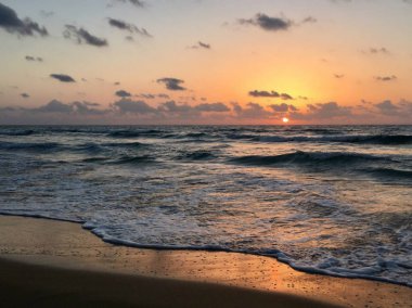 Mavi deniz ufuk üzerinde altın günbatımı