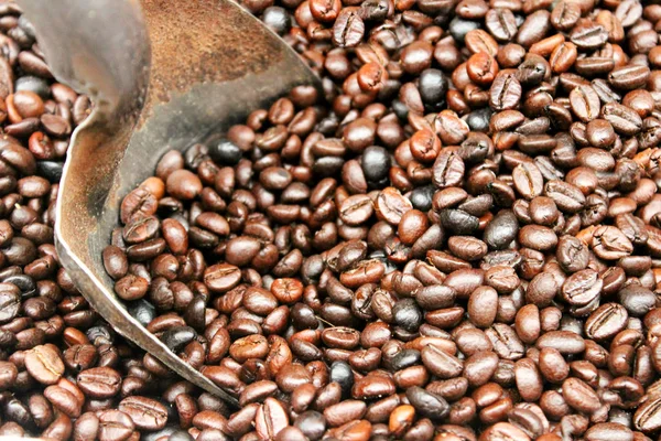 Beaucoup de grains de café torréfiés au marché de rue — Photo