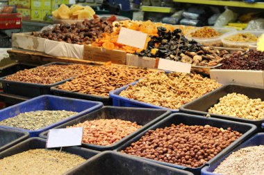 Semt pazarı tam kavrulmuş kaju fıstığı, badem kabuklarında, bir sürü kavrulmuş fıstık ve Fıstık kabukları
