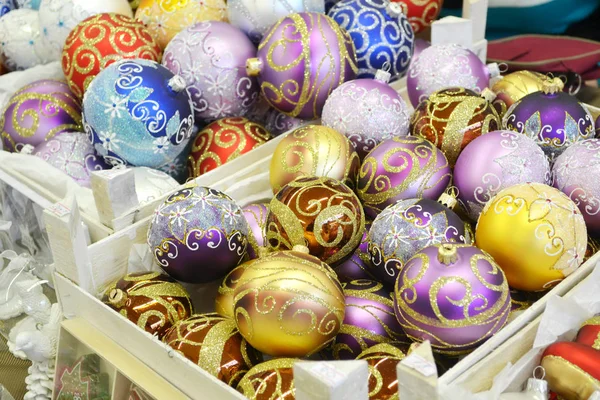 Bolas brilhantes com outras decorações de Natal e brinquedos — Fotografia de Stock