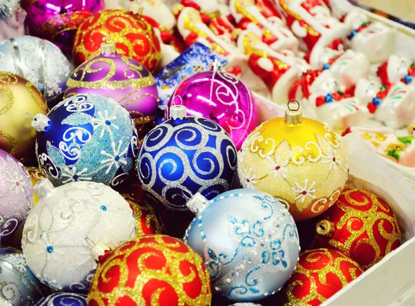 Glimmende ballen met andere kerstversiering en speelgoed — Stockfoto