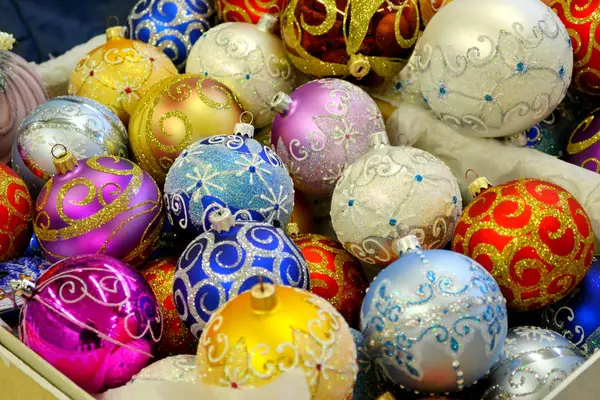 Bolas brilhantes com outras decorações de Natal e brinquedos — Fotografia de Stock