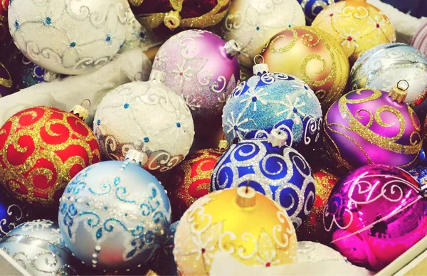 Bolas brillantes con otras decoraciones y juguetes navideños — Foto de Stock