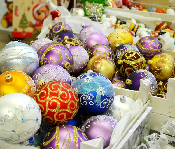 与其他的圣诞装饰品和玩具的闪亮球 — 图库照片