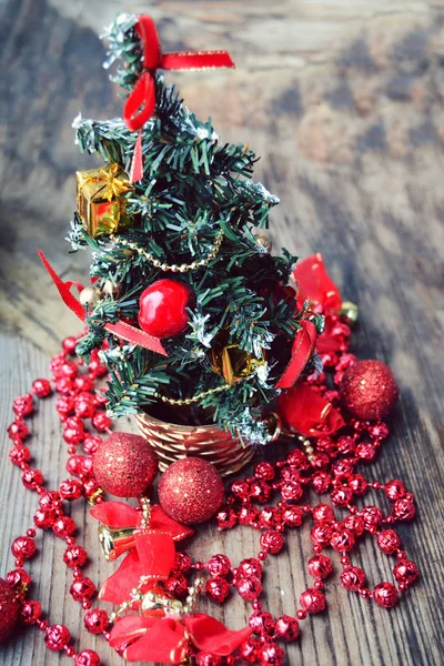 红色和金色的装饰，球和玩具的小圣诞树 — 图库照片