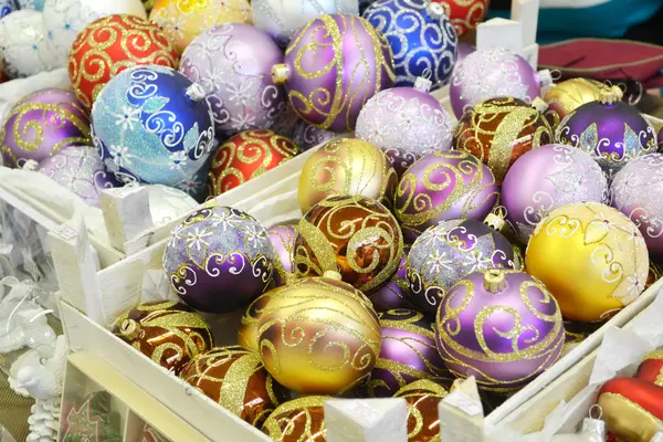 Boules brillantes avec d'autres décorations et jouets de Noël Image En Vente