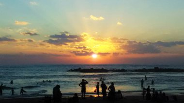 Mavi deniz ufuk üzerinde altın günbatımı