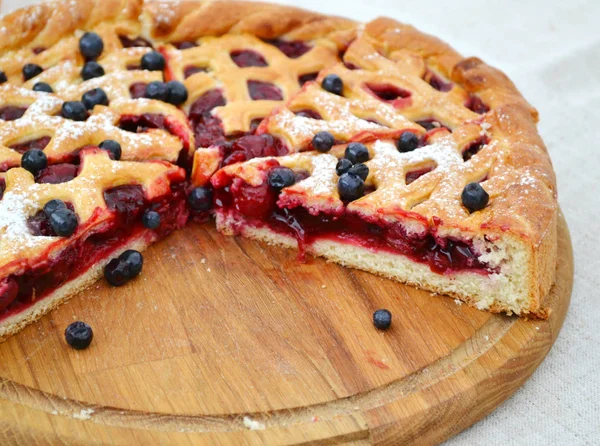 Traditioneller amerikanischer Beerenkuchen mit goldenem Teig — Stockfoto