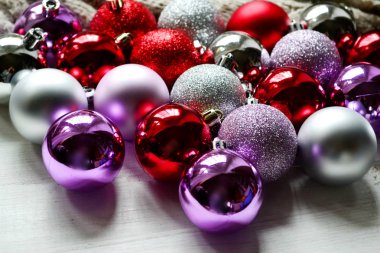 Diğer Noel süsleri ve oyuncaklar ile gümüş, kırmızı ve mor topları