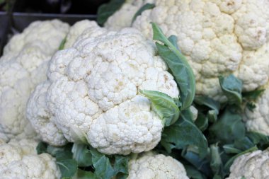 Taze ve çiğ beyaz organik karnabahar sokak pazarında